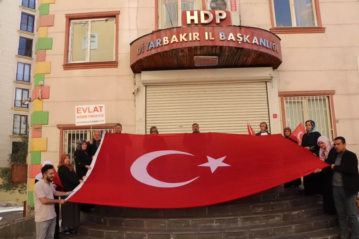 Evlat nöbetindeki aileler, Ankara’daki terör saldırısını lanetledi