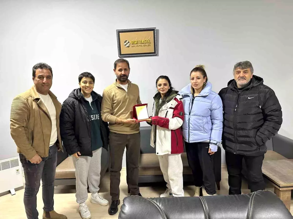 Ağrı Kadın Futbol Takımından Teşekkür Ziyareti