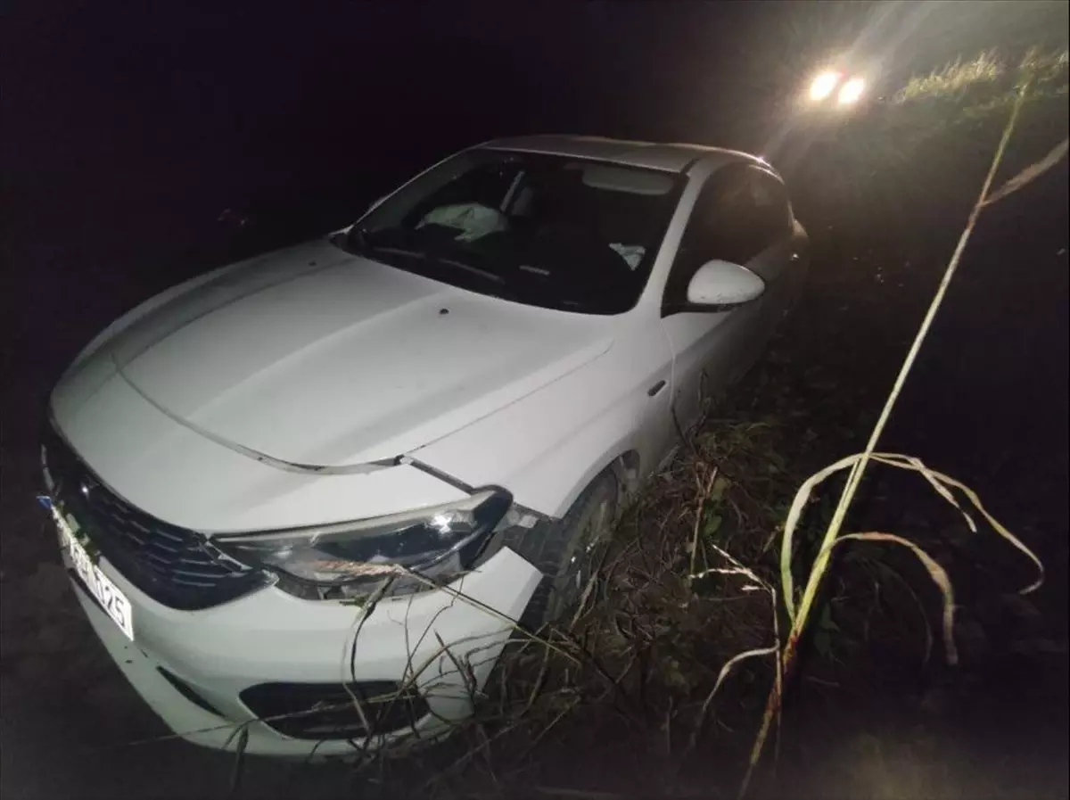 Bafra’da Otomobil Tarla İçine Devrildi