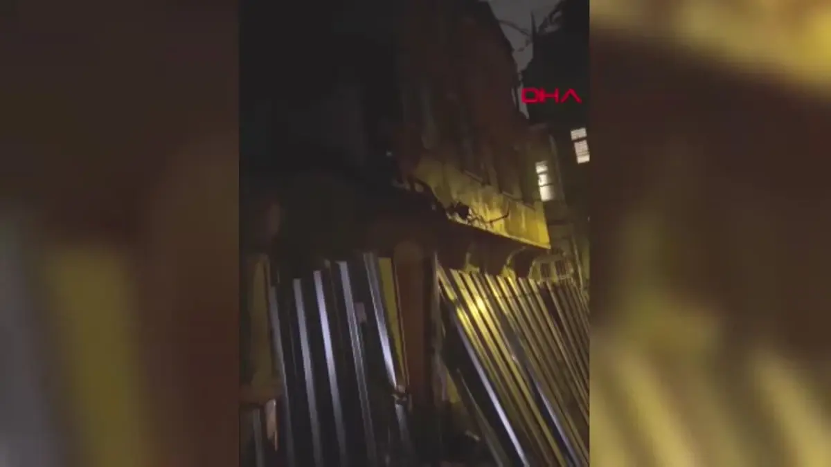 Fatih’te Metruk Binada Kısmi Çökme, 3 Bina Tahliye Edildi