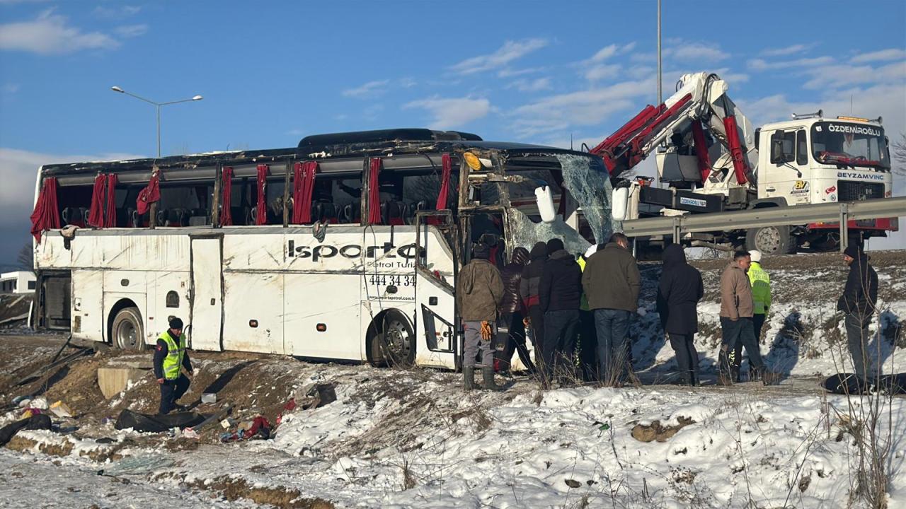 Afyonkarahisar’da yolcu otobüsü şarampole devrildi: Ölü ve yaralılar var