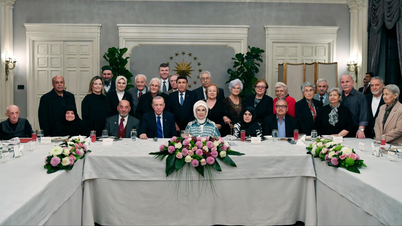Cumhurbaşkanı Erdoğan’dan eşi Emine Erdoğan’ın yaşlılarla iftarına sürpriz ziyaret