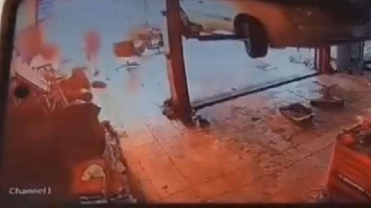 Sobaya benzin döktü, alevlerden son anda kurtuldu